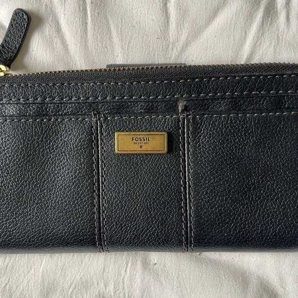Black Fossil Wallet - Picture 2 of 3